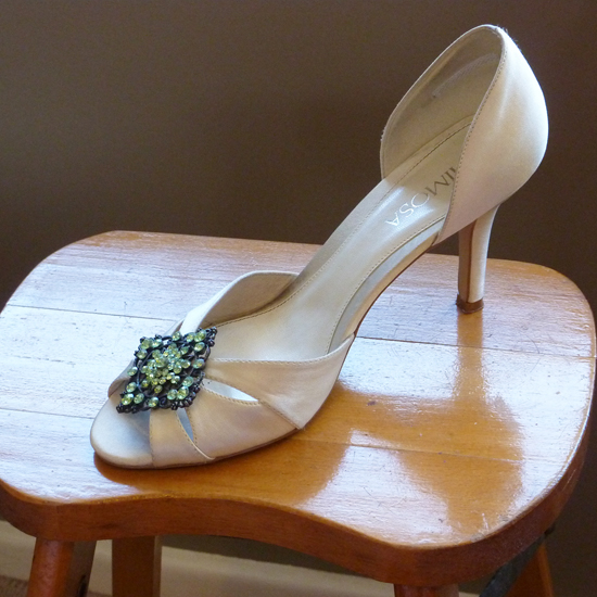 Shoe with brooch S