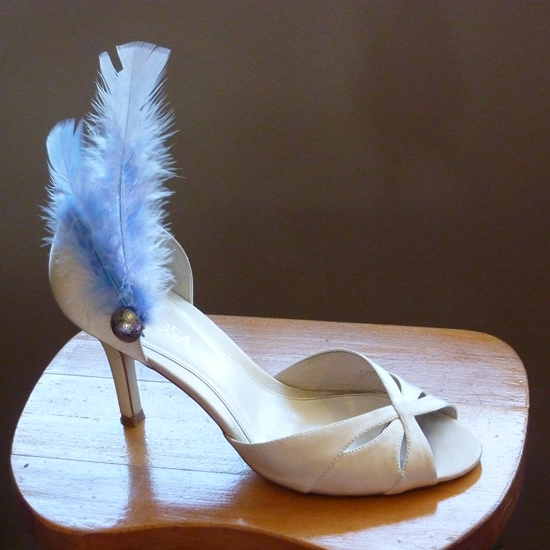 Shoe with feathers S