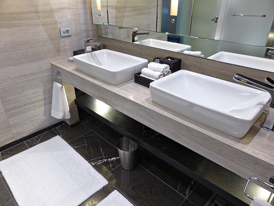 grand hyatt ambassador suite bathroom