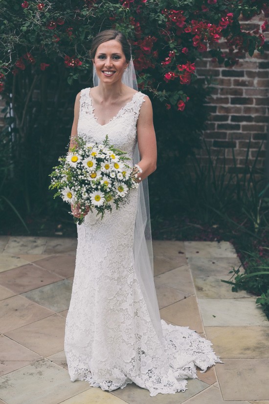Bride with daisy wedding bouquet