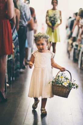 Flowergirl with daisies
