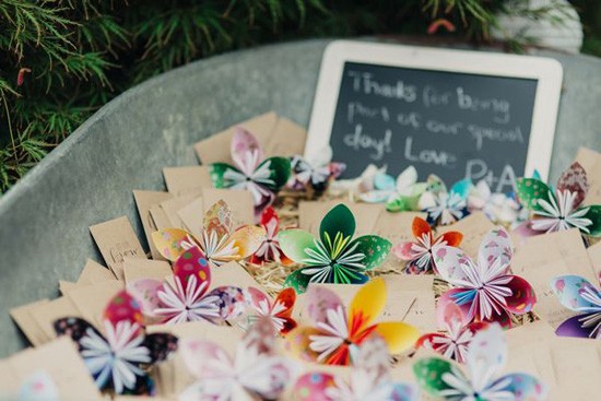 Paper flowers for guests