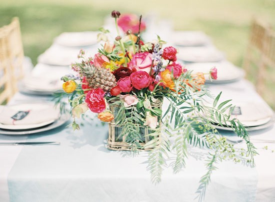 Brigh summer wedding ideas with pineapples