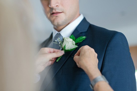 Pinning on grooms boutonerrie