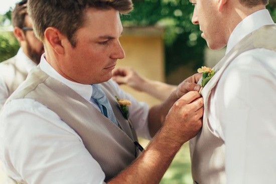 Pinning on the grooms boutonerrie