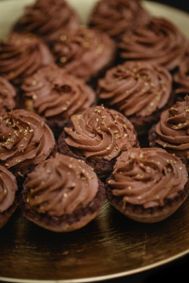 Swirled chocolate macarons